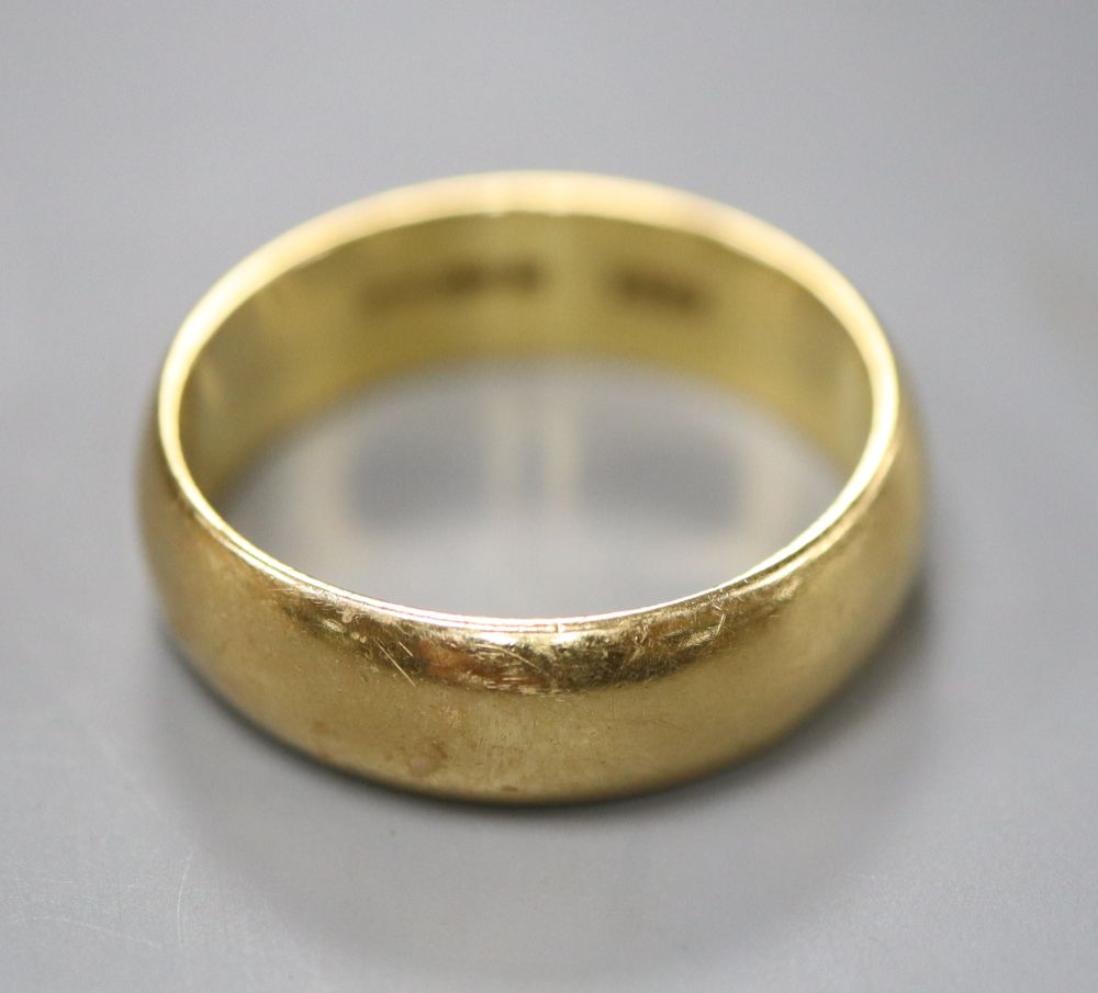 An 18ct yellow gold wedding ring, size M, 5.7 grams.